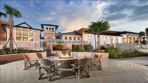 Outdoor dining - Luxurious Home With Pool, Perfect for Families (Kissimmee)