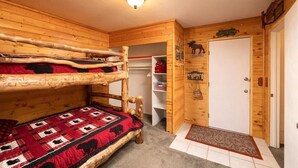 Basic Cabin | 2 bedrooms, WiFi (free), bed sheets - Cozy Red Cabin (Sugarloaf)