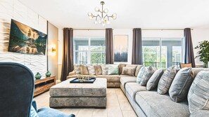 Living area - Themed Bedrooms & Private Pool Near Disney (Davenport)