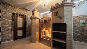 Rumah, Beberapa Tempat Tidur, akses ke kolam renang (283MB BV_01) | Interior
