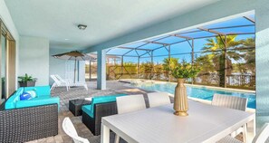 Una piscina al aire libre