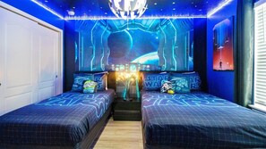 Casa, várias camas, acesso à piscina | 8 quartos, individualmente decorados, individualmente mobiliados