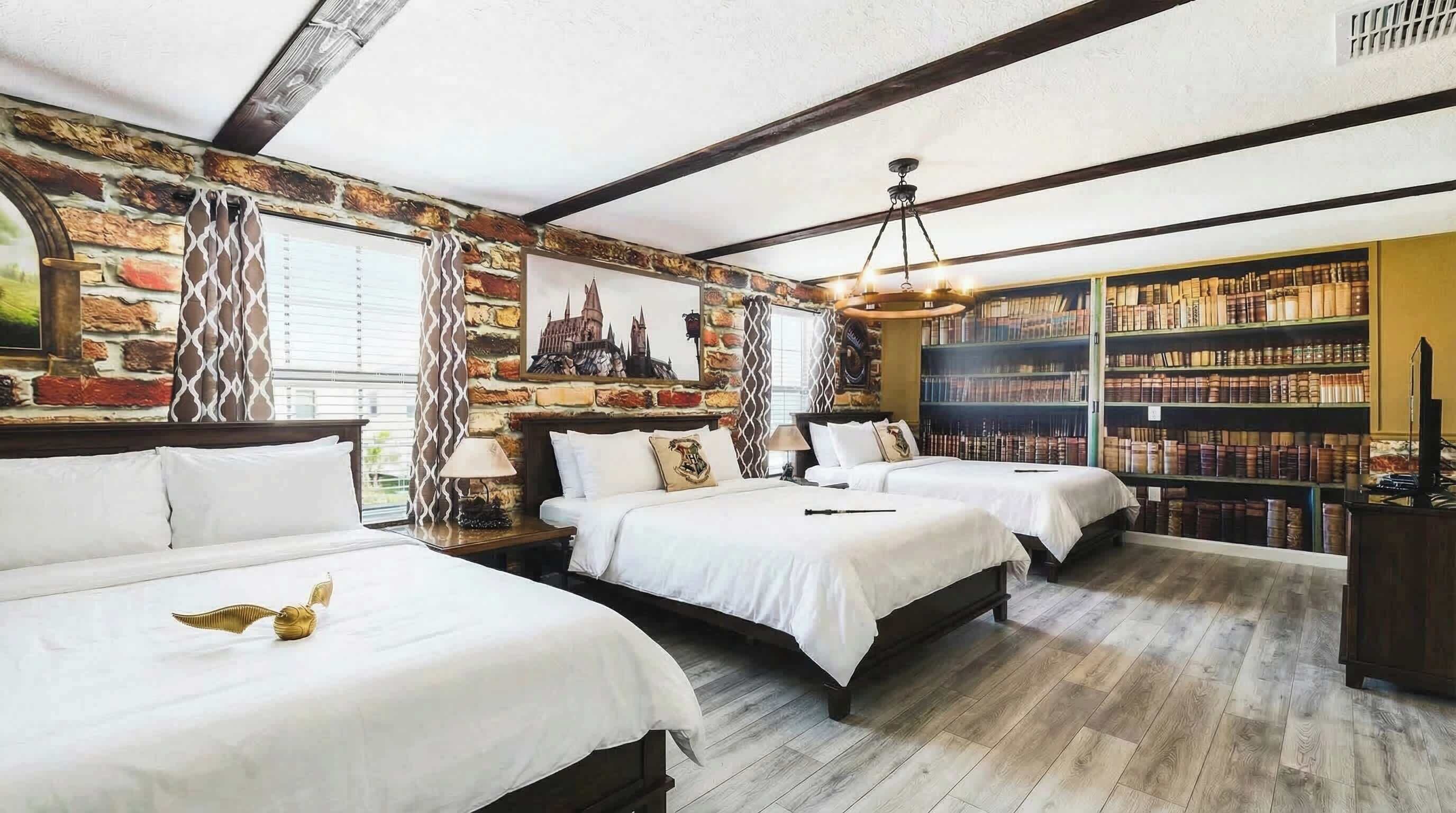 Une chambre avec deux lits, une bibliothèque et un mur en pierre.