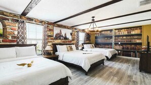 Une chambre avec deux lits, une bibliothèque et un mur en pierre.