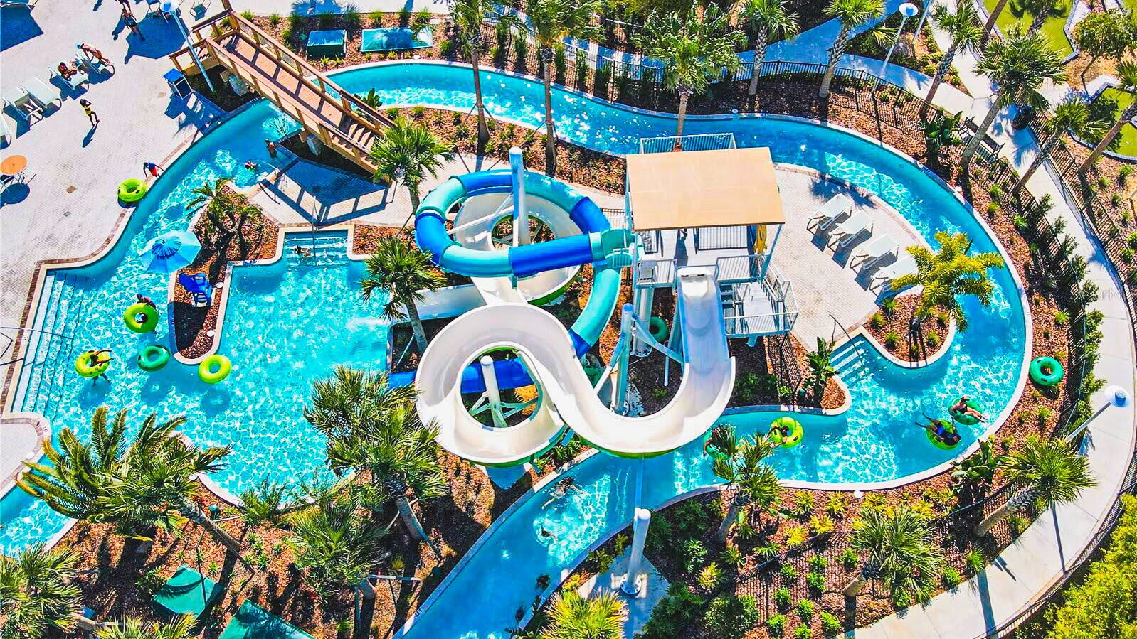 Ein Wasserpark mit zahlreichen Rutschen und Pools, umgeben von Palmen.