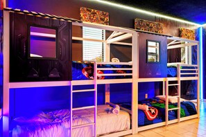 Casa, varias camas, acceso a la alberca | 9 habitaciones, decoración personalizada y muebles diferentes 