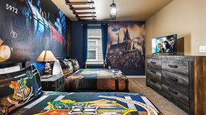 7 bedrooms, individually decorated, individually furnished, bed sheets - Spacious Home: Private Pool & Resort Access (Davenport)