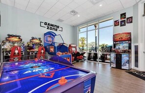 Maison, Plusieurs lits, accès à la piscine, vue sur la piscine (266JW WIR) | Salle de jeux