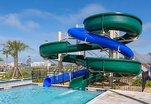 Ein Wasserpark mit mehreren Rutschen und einem Poolbereich.