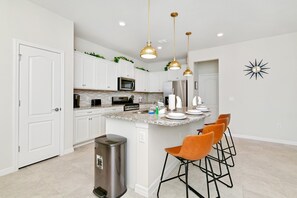 Private kitchen - 5BR Modern Villa in Soltera Resort, Disney, Pool (Davenport)