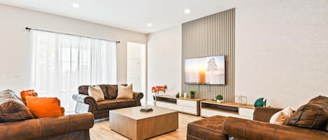 Casa, varias camas, acceso a la alberca, vista a la alberca (418MB BV) | Área de sala de estar