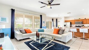 Hus - flere senge - adgang til pool - udsigt til pool (2609DS WH) | Opholdsområde | MP3-dockingstation