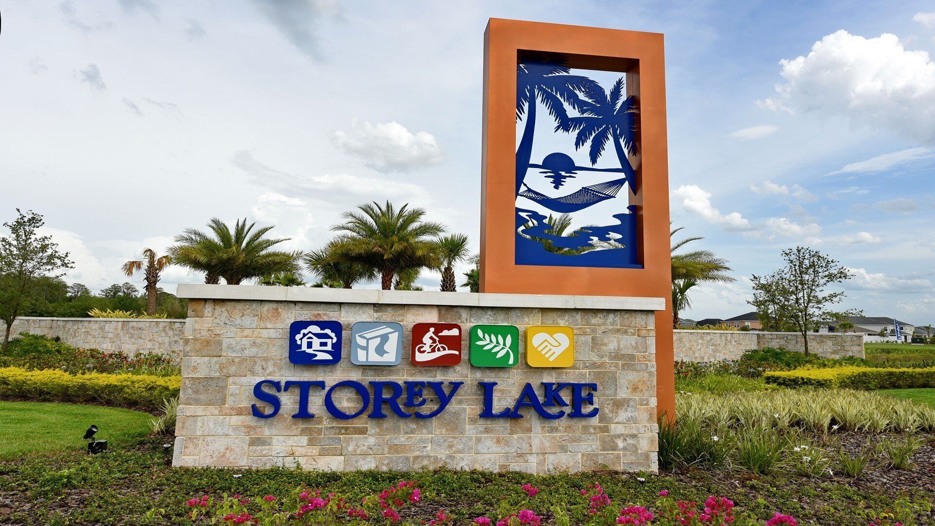 Un panneau indiquant l’accès au lac Stoney, avec des symboles représentant les équipements et services disponibles, tels qu’une piscine, une piste cyclable et un espace pique-nique.