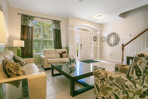 Living area - Highland View 6BR Villa Private Pool Near Disney (Kissimmee)