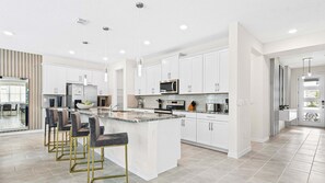 Private kitchen - Family-friendly Villa With Pool & Game Room (Kissimmee)