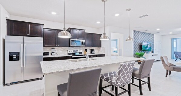 Casa, varias camas, acceso a la alberca, vista a la alberca (1897SD WIR) | Cocina privada | Cafetera y tetera