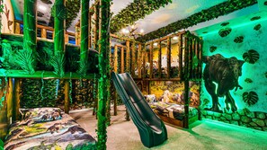 7 bedrooms, individually decorated, individually furnished, bed sheets