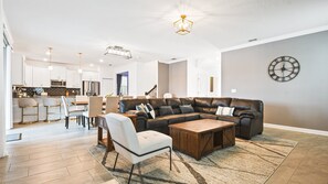 Maison, plusieurs lits, accès piscine, vue piscine (4185PD SL) | Coin séjour | Station d'accueil MP3