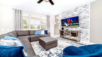 House, Multiple Beds, Pool Access, Pool View (7811BC WH) | Living area