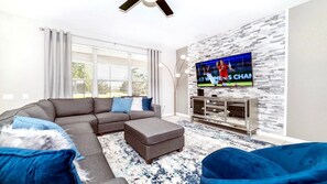 Casa, varias camas, acceso a la alberca, vista a la alberca (7811BC WH) | Área de sala de estar