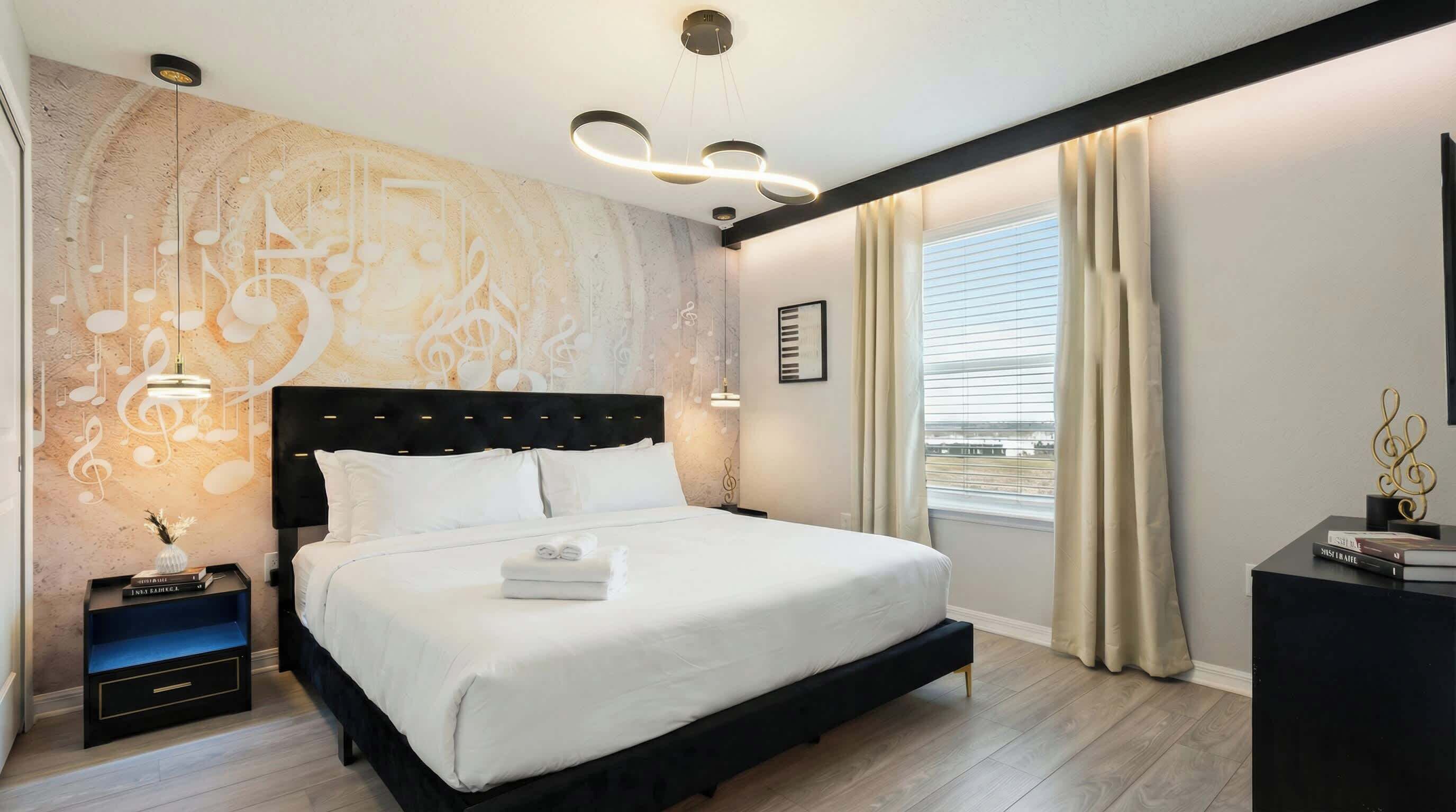 Une chambre d’hôtel moderne avec un grand lit, une table de chevet, un bureau et une fenêtre avec des rideaux.