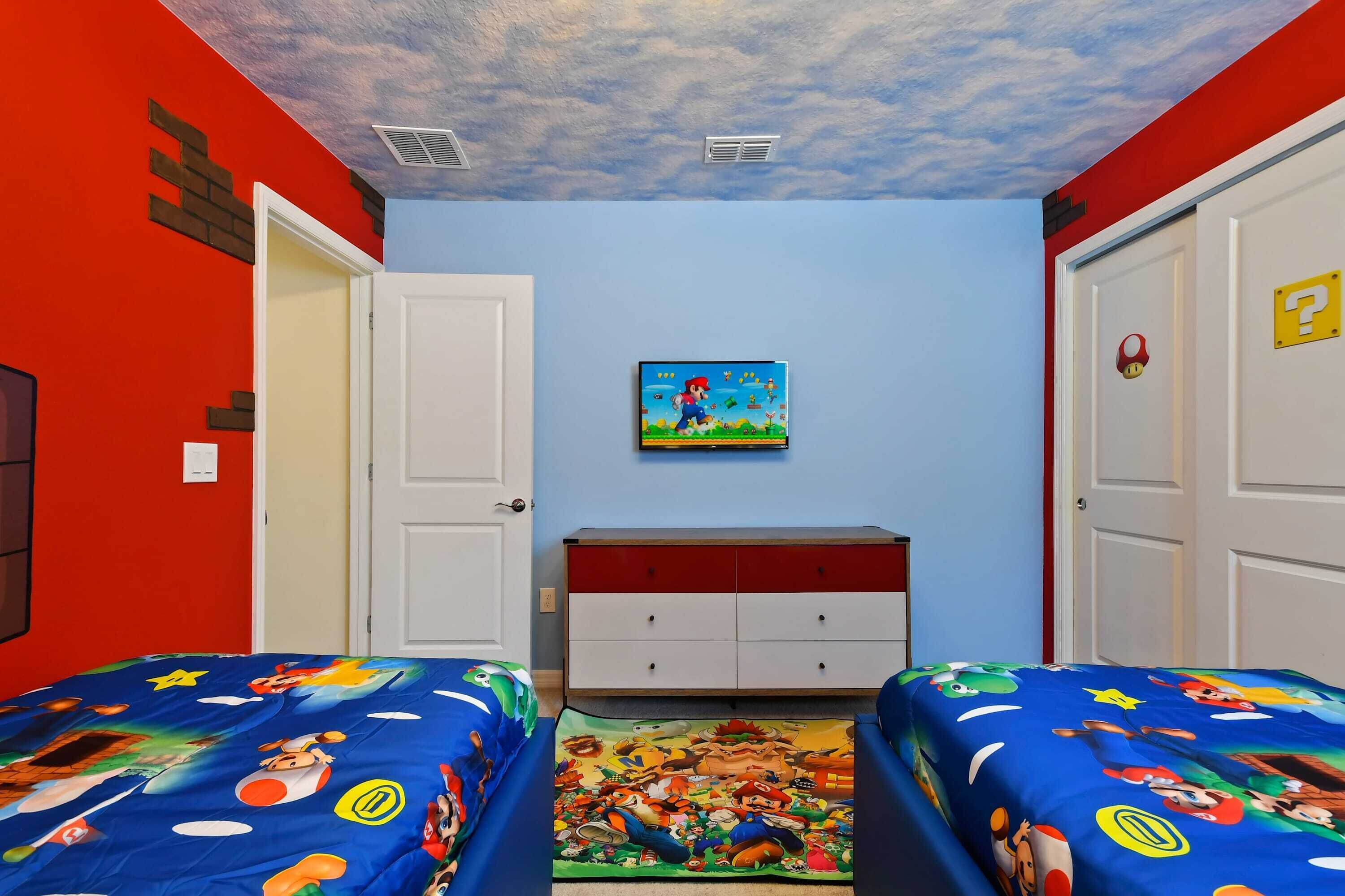 Ein Zimmer mit zwei Betten, einem Schminktisch und einem Wandgemälde an der Decke.