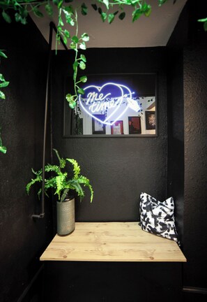 Interior - Unique Art Studio Getaway • San Antonio Hidden Gem (San Antonio)