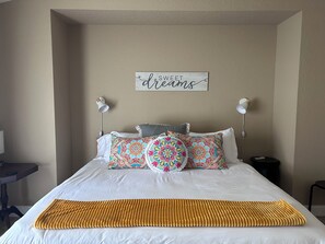 3 bedrooms, desk, iron/ironing board, WiFi - FALL SPECIAL 15% off through December! FULLY FURNISHED,COZY COTTAGE (North Port)