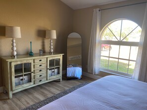 3 Schlafzimmer, Schreibtisch, Bügeleisen/Bügelbrett, WLAN