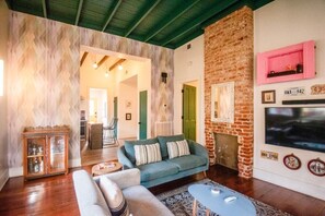 TV connectée, livres, chaîne hi-fi, écrans d'ordinateur