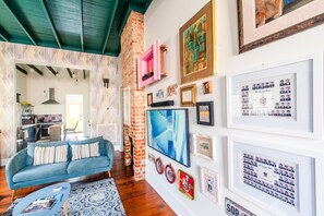 TV connectée, livres, chaîne hi-fi, écrans d'ordinateur