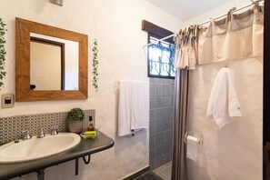 Villa | Bathroom | Shower, hair dryer, towels, soap - Sítio Dels Serrans - Jacareí (Jacarei)