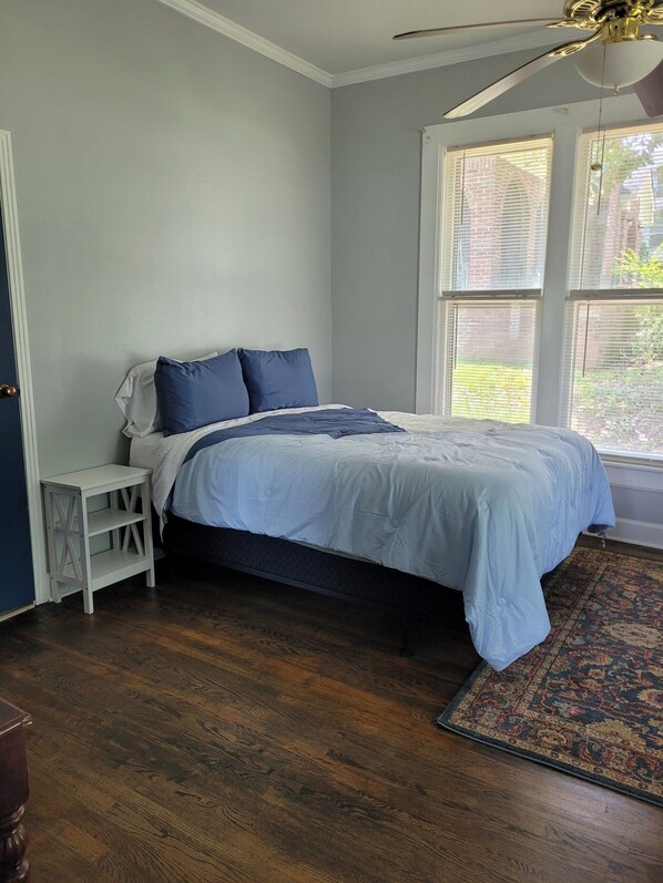 2 habitaciones, tabla de planchar con plancha, wifi y ropa de cama 