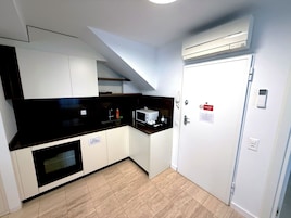 Apartamento superluxo | Cozinha privada | Geladeira grande, fogão, cooktop, freezer
