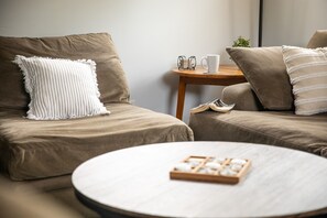 تلفزيون ذكي، مدفأة، ألعاب فيديو، كرة قدم الطاولة