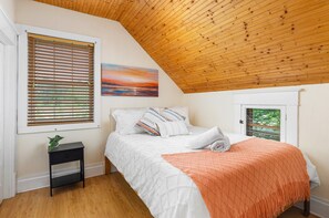 6 bedrooms, iron/ironing board, travel crib, free WiFi - Family Favorite! Heated Pool, Hot Tub, Sleeps 16+ (South Haven)