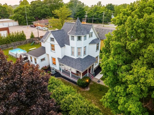 Hot Tub, Heated Pool & Games — Walk to Town