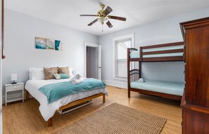 6 bedrooms, iron/ironing board, travel crib, free WiFi - Family Favorite! Heated Pool, Hot Tub, Sleeps 16+ (South Haven)