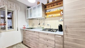 Een koelkast, een microgolfoven, een oven, een kookplaat