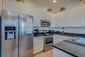 Fridge, microwave, oven, stovetop - Entire Beach Home for Family Fun and R&R (Panama City Beach)