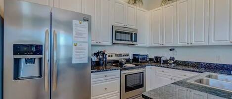 Frigorífico, microondas, horno y placa de cocina