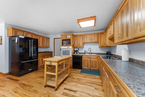 冷蔵庫、電子レンジ、オーブン、コンロ