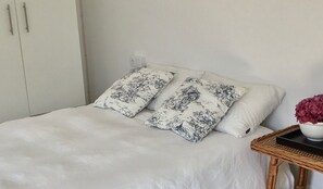 3 dormitorios, tabla de planchar con plancha, ropa de cama