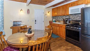 Basic Cabin | Private kitchen - Cub Paws  (Big Bear City)