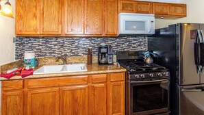 Basic Cabin | Private kitchen - Cub Paws  (Big Bear City)