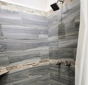Habitación Confort | Baño | Ducha y toallas