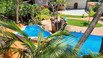 2 albercas al aire libre