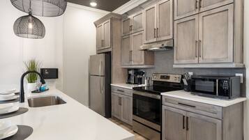 Microondas, horno, parrilla de estufa y lavavajillas