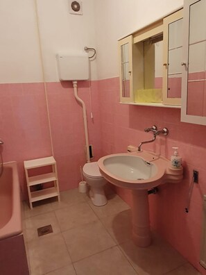 Banheira, toalhas de banho