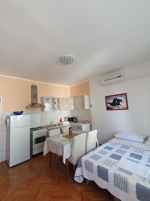 Micro-ondes, four, plaque de cuisson, lave-vaisselle